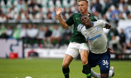 Turbulentes Hinspiel: Yannick Gerhardt gegen Breel Embolo. Foto: Agentur Hübner/Archiv
