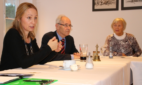 Martina Shermann (links) informiert die CDU Senioren. Weiter im Bild Bernhard Ehlers (Schatzmeister) und Kathrin Pape (Schriftführerin). Foto: CDU