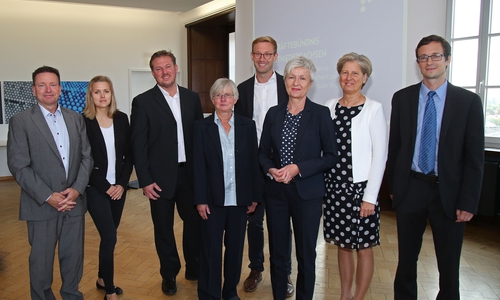 Referenten und Veranstalter beim Auftakt des Projekts „Stille Reserve“ (von links): Oliver Syring, Fachkräftebündnis Südostniedersachsen/Allianz für die Region, Kerstin Hähnle, Allianz für die Region, Jan Engelhardt, Seniorenzentrum Braunschweig, Andrea Brück-Klingberg, Institut für Arbeitsmarkt- und Berufsforschung, Julian Räke, Allianz für die Region, Christiana Steinbrügge, Landkreis Wolfenbüttel, Andrea Wiencke, Allianz für die Region, Stefan Friedrich, Nds. Ministerium für Wirtschaft, Arbeit und Verkehr. Fotos: Allianz für die Region GmbH/Matthias Leitzke