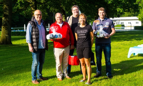 Martin Lehmann mit einigen der ersten Besucher der Saison Foto: Bäder- und Dienstleistungsgesellschaft Helmstedt mbH (BDH)