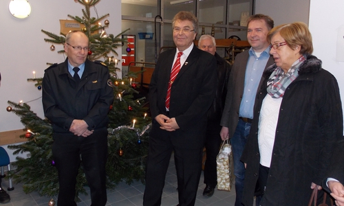 Von links: Michael Hanne (Leiter der Feuerwehr Braunschweig), neben ihm Landtagsvizepräsident Klaus-Peter Bachmann, hinter ihm Hans-Ludwig Sämann vom Förderverein Feuerwehr und Jugendfeuerwehr Braunschweig, der Ratsherr und Vorsitzende des Feuerwehrausschusses Matthias Disterheft und Bürgermeisterin Friederike Harlfinger. Foto: privat
