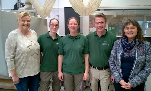 Von Links nach Rechts:  Susanne Zoche (Empfang),  Sarah Hanstein (Auszubildende), Saskia Fischer (Tischlergesellin), Geert van Munster (Inhaber Tischlerei HvM), Bettina Klim (Geschäftsführerin Überbetrieblicher Verbund und Leiterin Koordinierungsstelle Frau und Wirtschaft) Foto: Koordinierungsstelle Frau und Wirtschaft Wolfsburg-Gifhorn-Helmstedt