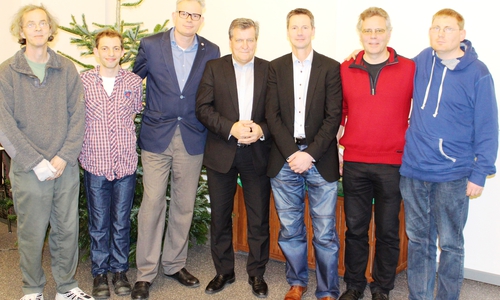 Sie berichteten über ihre Erfahrungen mit dem Behindertensport: Special-Olympics Landessprecher Herbert Krüger (rechts) und Lutz Tantow (Mitte), Sprecher von den „Special Unified Lions“. Durch den Abend führten Marcus Eckhoff (Dritter von links), Geschäftsführer Wohnen und Betreuen GmbH und Manfred Simon (Dritter von rechts), Leiter Unternehmenskommunikation Evangelische Stiftung Neuerkerode. Mit dabei war die Neuerkeröder Bürgervertretung mit dem Vorsitzenden Ralf-Dieter Kürschner (links) und seinem Stellvertreter Patrick Doil (Zweiter von links) und dem Vorsitzenden des Angehörigenbeirates Jürgen Schmitz (Zweiter von rechts). Foto: Privat