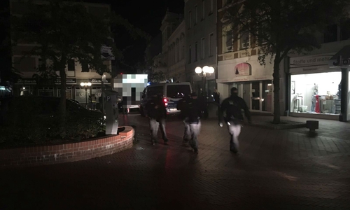 Die Polizei führt eine Großkontrolle am Echternplatz durch. Fotos: regionalHeute.de