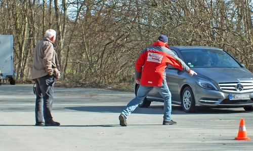 Der Moderator der Landesverkehrswacht gibt ein Signal zur Schlagbremsung. Archivfoto: Verkehrswacht