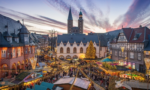 Kinder und ihre Eltern sind herzlich eingeladen, beim Umzug mitzulaufen und die Stadt mit ihren Laternen zum Leuchten zu bringen. Foto: Stefan Schiefer