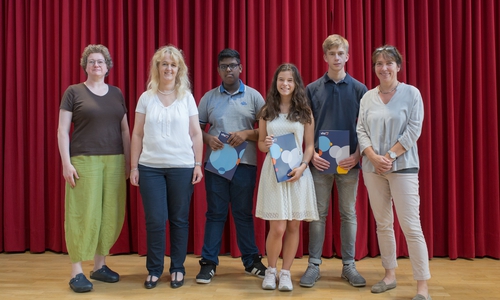 Für ihre hervorragenden Kenntnisse in der englischen Sprache wurden jüngst Schüler des Werner-von-Siemens-Gymnasiums mit Zertifikaten ausgezeichnet (von links): Lehrerin Claudia Mettge, Wencke Ahäuser (Programmbereichsleitung Fremdsprachen an der Kvhs Goslar), Poovithan Vasikaran, Anja Winkler, Thorben Geoffrey Stiller und Schulleiterin Inga Rau. Foto: Scholz-Steuernagel