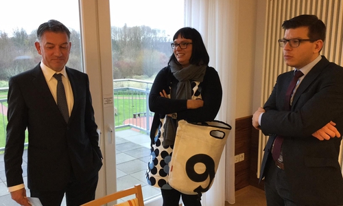 Frank Steinhoff, Geschäftsführer der Einrichtung, erläuterte den Landtagsabgeordneten Sylvia Bruns und Björn Försterling (v. l. n. r.) das Konzept seines Hauses. Foto: Friedo Terfort