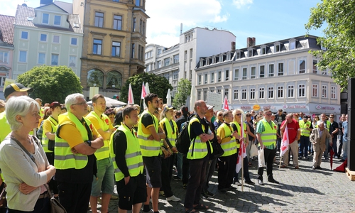 Mehrere hundert Streikende führten am Mittwoch eine Kundgebung in Braunschweig durch. Foto: Robert Braumann