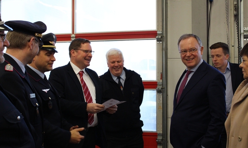 Jürgen Frohme (Mitte), Ortsbrandmeister der Feuerwehr Schöppenstedt, führte Marcus Bosse und Stephan Weil durch die zwölf Jahre alte Wache. Foto: Nick Wenkel