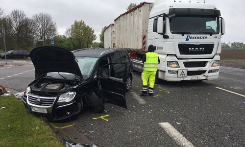 Die Polizei nimmt den Unfall auf und ermittelt den Hergang. Fotos/Video: aktuell24(BM)