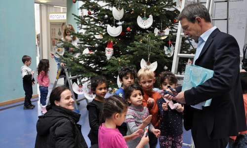 Belohnung nach getaner Arbeit: Oberbürgermeister Klaus Mohrs verteilt Schokolollies zum Dank an die fleißigen Kinder. Foto: Stadt Wolfsburg