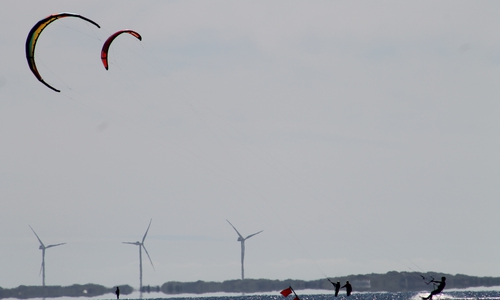 Der Wind trägt die jungen Kite-Surfer über das Wasser. Foto: Privat