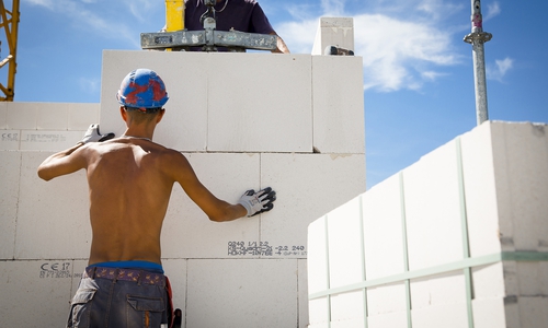 „Bausünde“, einmal anders: Wer mit freiem Oberkörper arbeitet, riskiert nicht nur einen Sonnenbrand, sondern auch Hautkrebs, warnt die IG BAU. Foto: IG BAU