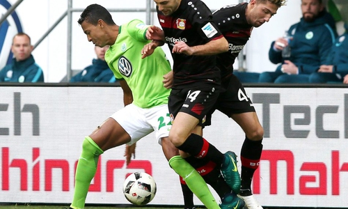 Admir Mehmedi (Mitte) wird ein Wolf. Foto: Agentur Hübner/Archiv