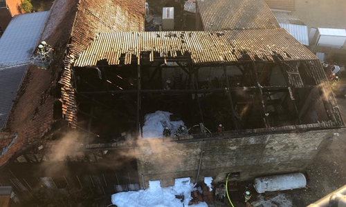 Erst das Tageslicht zeigt, was die Flammen angerichtet haben. Foto: Feuerwehr Helmstedt / Erarslan