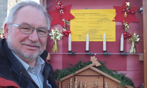 Helmut Meyer an der Gilzumer Krippe, Foto: Privat