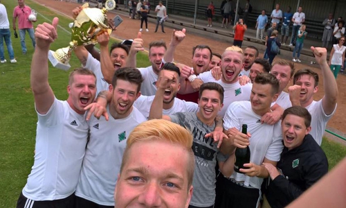 Titelsammler-Selfie mit Pokal. 2017/2018 im NFV-Pokal dabei. Foto: privat/SSV