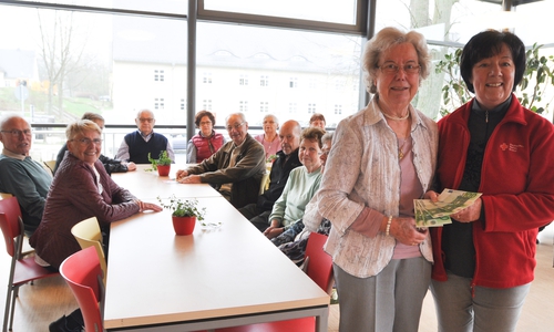 Erdmuth Queißer (stehend, links) und die Mitglieder des DRK-Ortsvereins Groß Denkte überreichen 500 Euro an Juliane Liersch. Foto: DRK 