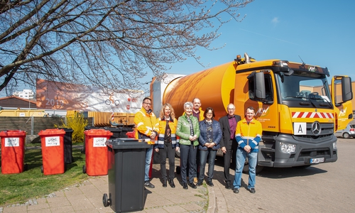 Thorsten Tunnat, Bereichsleiter Fuhrpark, Sandra Wehr, Werksleiterin des ALW, Landrätin Christiana Steinbrüche, Dirk Rohloff, Bereichsleiter Werkstatt, Alexandra Kruse, ADAC, Kreisbauamt Claus-Jürgen Schulmann, Leiter der Wirtschaftsbetriebe, Cord Rohloff, ALW-Kundenbetreuer Handel und Gewerbe (v. li.). Die roten Tonnen demonstrieren den Toten Winkel. Sie sind für den Fahrer nicht sichtbar. Der Kamera gestützte Abbiegeassistent hilft hier. Fotos: Tanja Bischoff