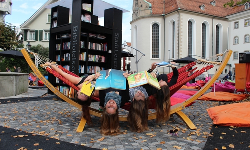 Lachen befreit - lustvolles Lesen in der Hängematte. Foto: StadtLesen