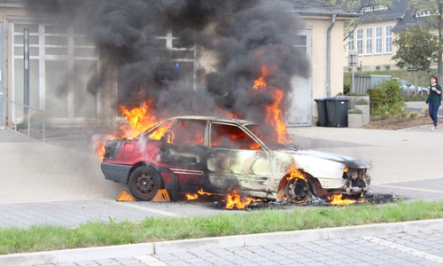 Elf Menschen wurden bei einem schweren Verkehrsunfall gerettet. Einer der Autos fing Feuer. Zum Glück war es nur eine Übung. Fotos: Max Förster