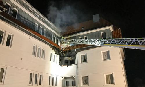 Brandbekämpfung über die Drehleiter, im rückwärtigen Bereich des Gebäudes. Fotos: Feuerwehr Bad Harzburg