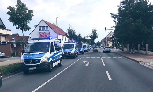 Ab 19 Uhr rückte die Kolonne der Polizei Gifhorn und der Bereitschaftskräfte aus Niedersachsen zum Einsatzort an - es musste schnell gehen, damit niemand flüchtet. Fotos: Polizei Gifhorn 