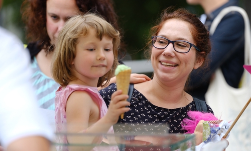 Glückliche Gesichter beim Sommerfest in Neuerkerode. Foto: Bernhard Janitschke/Ev. Stiftung Neuerkerode