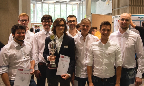 Freuen sich über Platz 1: Die Studierenden des Teams vom Institut für Softwaretechnik und Fahrzeuginformatik.