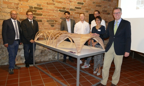 Von links: Dr. Florian Westphal, der Abteilungsleiter der Museen des Landkreises Gifhorn, Dr. Thorsten Henke, ehemaliger wissenschaftlicher Mitarbeiter im Historischen Museum Schloss Gifhorn, Moritz Reinäcker, wissenschaftlicher Mitarbeiter am Institut für Baugeschichte der TU Braunschweig, die Studenten Merlin Poschmann und Leon Buttmann, Projektleiterin Johanna Gabrisch und Landrat Dr. Andreas Ebel. Foto: Landkreis Gifhorn
