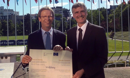 Oberbürgermeister Klaus Mohrs und Manfred Hüller (Leiter des Referates Repräsentation, Internationale Beziehungen) mit dem Europadiplom. Foto: Stadt Wolfsburg