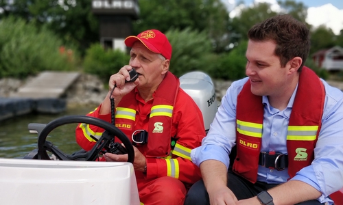 Philipp Raulfs (rechts) macht sich ein Bild von der Arbeit der DLRG. Foto: Büro Philipp Raulfs