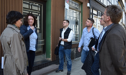 Oberbürgermeister Dr. Oliver Junk (2.v.re.) und seine Mitarbeiterinnen Dr. Christine Bauer und Marion Siegmeier (von links) begutachten zusammen mit Projektingenieur Kevin Büttner, Architekt Gunnar Schulz-Lehnfeld und Prof. Lars Kühl, Geschäftsführer der Low-E-Ingenieursgesellschaft, das Potential eines Hauses in der östlichen Altstadt. Foto: Stadt Goslar