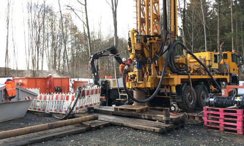 Ein schweres Gerät war erforderlich, um die 200 Meter tiefe Bohrung herunterzubringen. Die Arbeiten dauerten mehrere Wochen. Foto: Landkreis Goslar