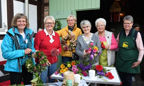 Frisch gebundene Herbstkränze und farbenfrohe Sträuße präsentierten (v. l.) Gudrun Brammer, Christine Sukopp, Marlis Berlineke, Frauke Rosenstock, Doris Liefner und Rosi Isensee. Foto: Andreas Meißler