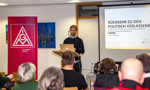 Johannes Hillje stellt die Studie "Rückkehr zu den politisch Verlassenen" vor. Foto: Rudolf Karliczek