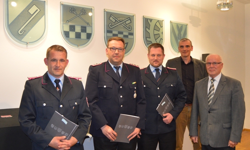 Ratsvorsitzender Kurt Bartsch (rechts) und Kämmerer Kai-Stephan Schulz übergaben den wiedergewählten Feuerwehrführungskräften (von links) Oliver Reinhold, Gero Janze und Martin Klein die Ernennungsurkunden für die neue Amtsperiode. Foto: Dirk Fochler