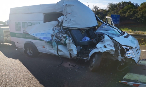 Die Front des Transporters wurde beim Unfall völlig zerstört. Der schwer Verletzte saß auf dem Sitz, der jetzt im Freien liegt. Fotos/Video: aktuell24(dc)