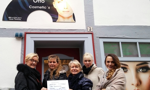 Symbolische Scheckübergabe durch das Byonik Laser Centrum vor dem Firmensitz an die Frauen Union: Marina Kozinowski, Gabriele Otto und Marita Braun (Vorstand) sowie Andrea Peter und Carolina Pieper (v. li.). Foto: privat
