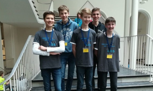 Die Sieger in der Kategorie „Robocup Maze entry“ (von links): Bennet Gäbel (9it), Daniel Gluch (09it), Elias Heitmann (09it), Ben Böttcher (09it) und Niklas Grümpel (08b). Fotos: Gymnasium im Schloss