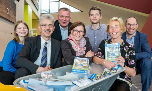 Am vergangenen Freitag wurde das neue Wanderbuch vorgestellt. Foto: Bürgerstiftung Ostfalen