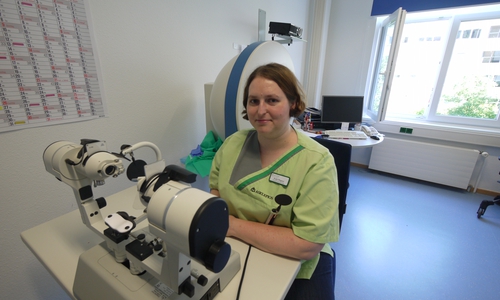 Die Orthoptistin Katja Wagner an ihrem Arbeitsplatz: Sie macht bei Patienten Sehtests, prüft beispielsweise mit speziellen Geräten den Schielwinkel, mindestens drei bis vier Wochen oder auch mal länger dauert eine Therapie im Schnitt. Foto: Asklepios Kliniken Schildautal
 