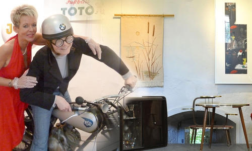 Gundula Zahr (links) auf Zeitreise im Stadtmuseum. Foto: Stadtmuseum Schloss Wolfsburg