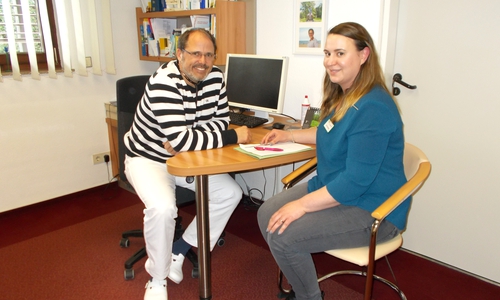 Andreas Altrock (Vorsitzender Ärzteverein Peine) und Carina Schürmann (Praxismanagerin Klinikum Peine). Foto: AKH-Gruppe