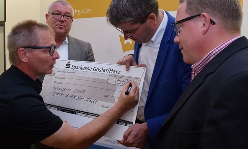5540,88 Euro: Dirk Sielaff, Vorsitzender Gesamtpersonalrat (von links),
Oliver Kasties, Fachbereichsleiter Zentrale Dienste, Oberbürgermeister Dr. Oliver Junk und
Sascha Feier, stellvertretender Vorsitzender Personalrat Innere Verwaltung, füllen den symbolischen Scheck aus. Foto: Stadt Goslar