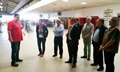 Markus Langner erläutert den Besuchern die Abläufe in der Bäckerei und den Arbeitsort von Auszubildenden im Betrieb. Fotos: CDU Kreisverband Helmstedt.