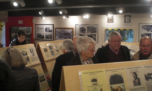 Viele Schladener freuten sich über die Ausstellung und tauschten alte Erinnerungen aus. Foto: Förderkreis Heimathaus Alte Mühle Schladen e.V.