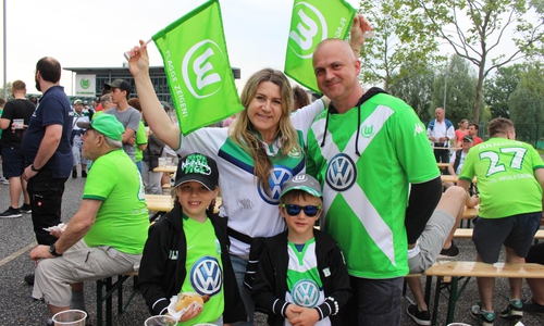 Zahlreiche Fans feierten heute Abend an der VfL-Arena ihre Wölfe. Fotos/Podcast: Eva Sorembik