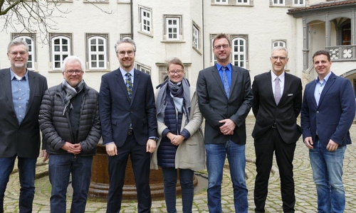 Von links nach rechts: Jürgen Beyer, Markus Rainer, Dr. Walter, Michaela Vogl, Carsten Melchert, Karsten Kreutzberg und Andreas Bock. Foto: Landkreis Gifhorn